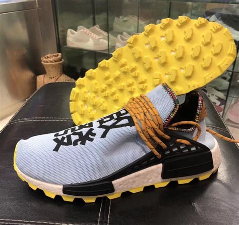 tenis adidas con letras japonesas